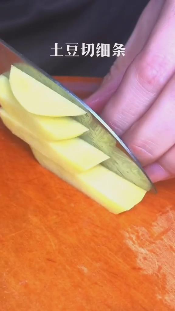 土豆里脊肉卷的做法-家常味炒菜譜