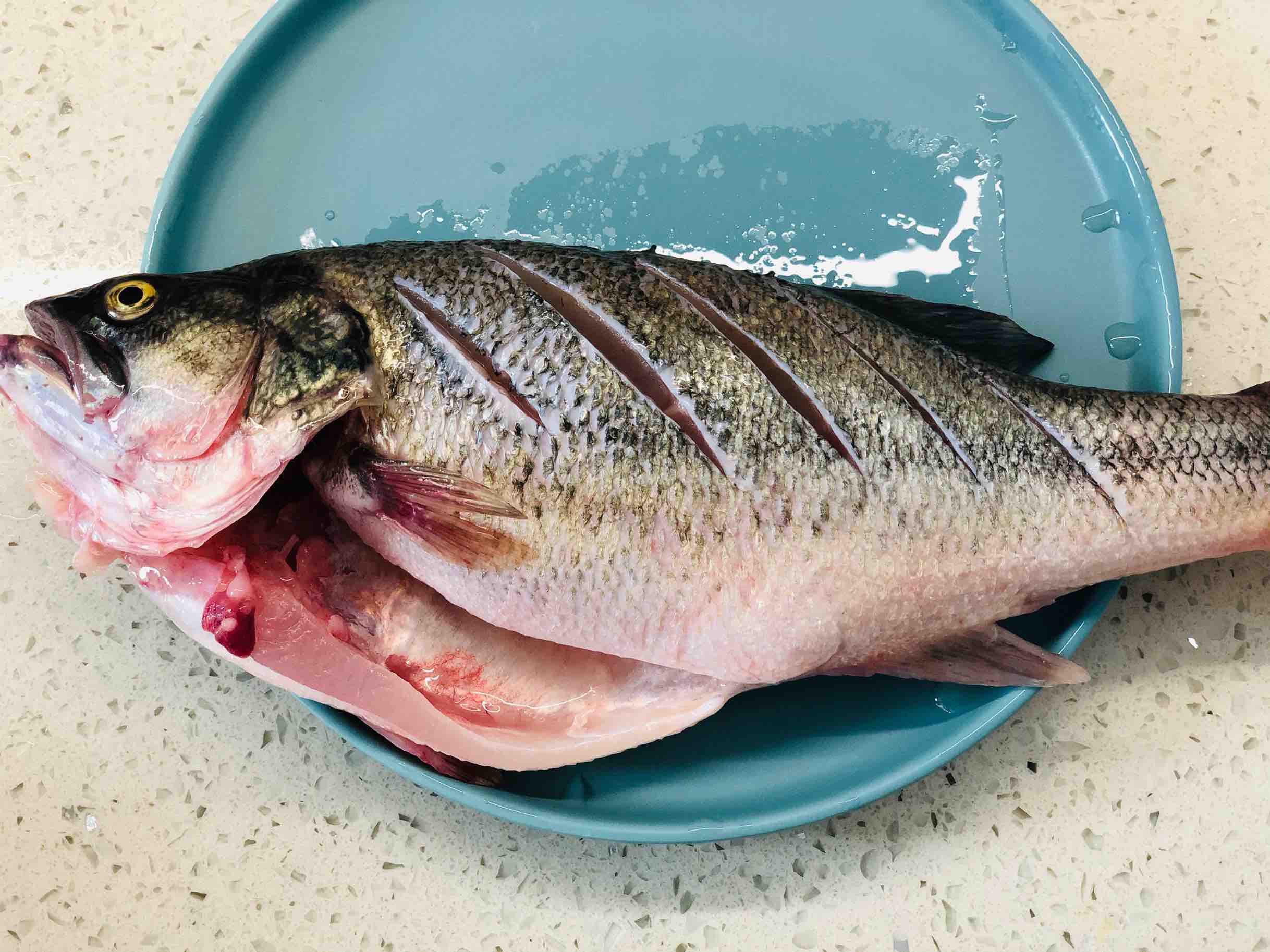 酸辣檸檬蒸鱸魚的做法-酸辣味蒸菜譜