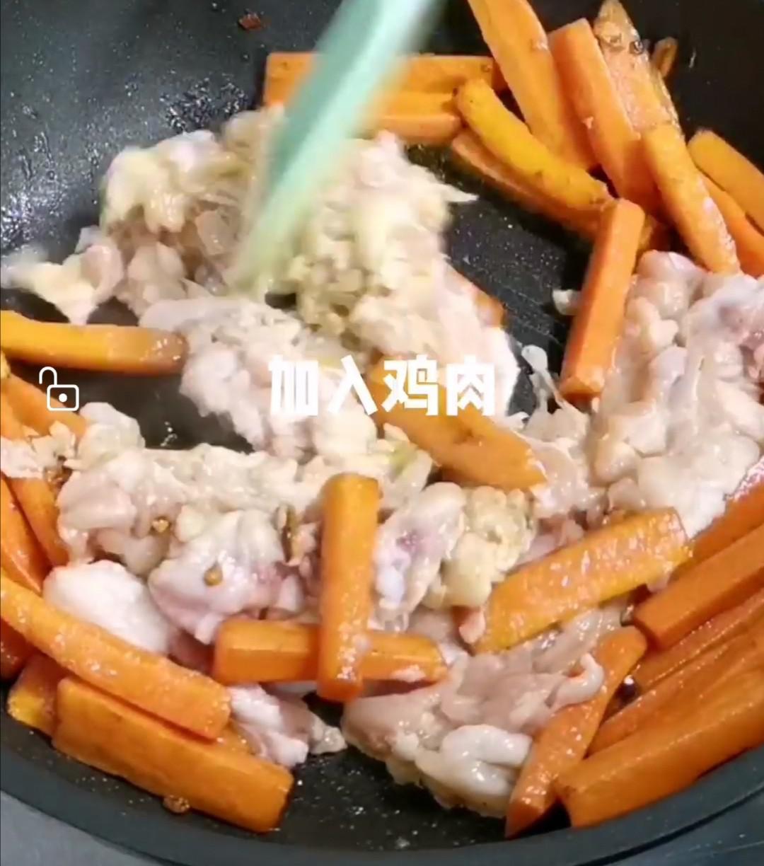 茶樹菇胡蘿卜炒雞肉的做法-家常味炒菜譜