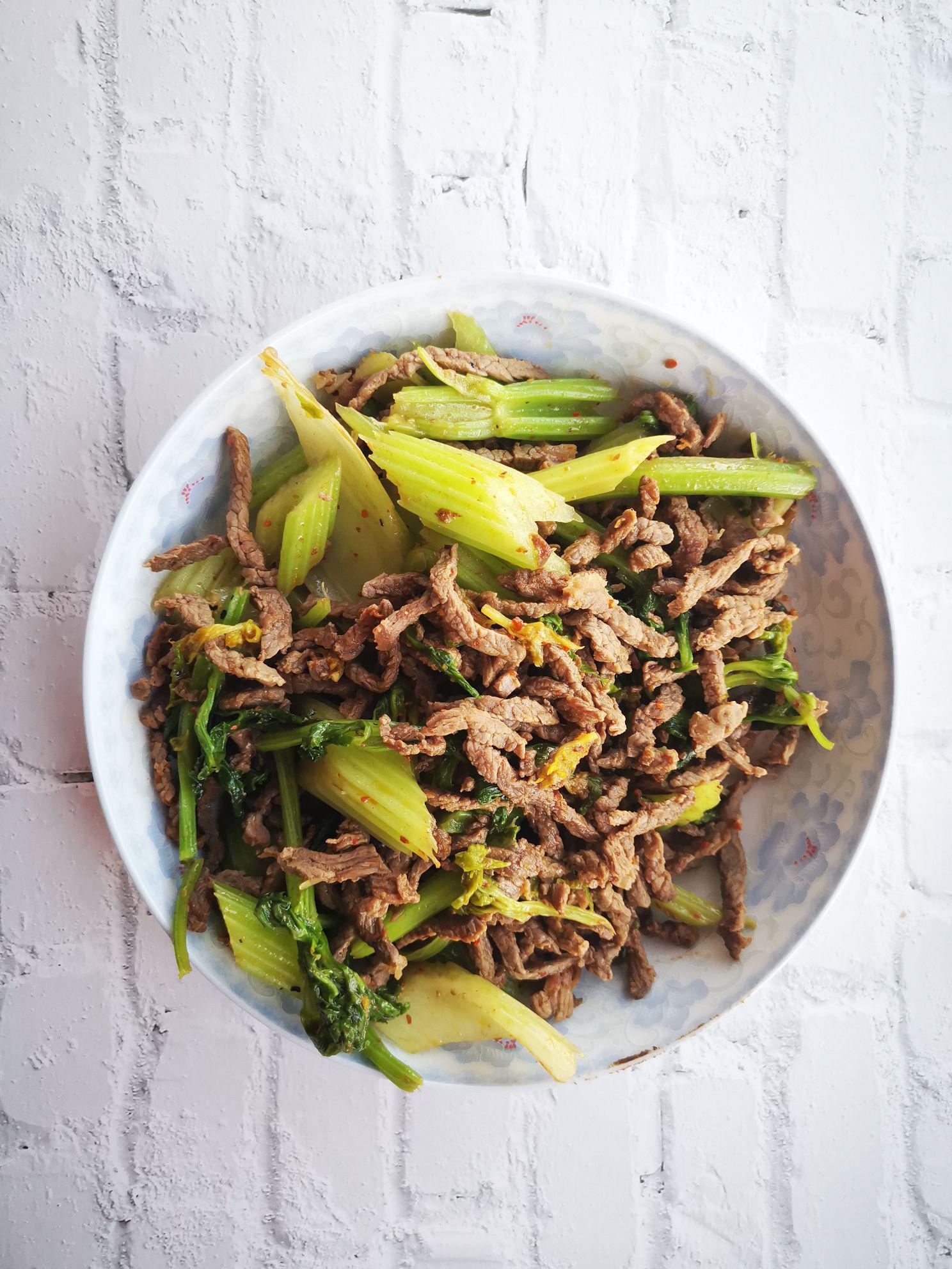 芹菜炒牛肉絲的做法-家常味炒菜譜