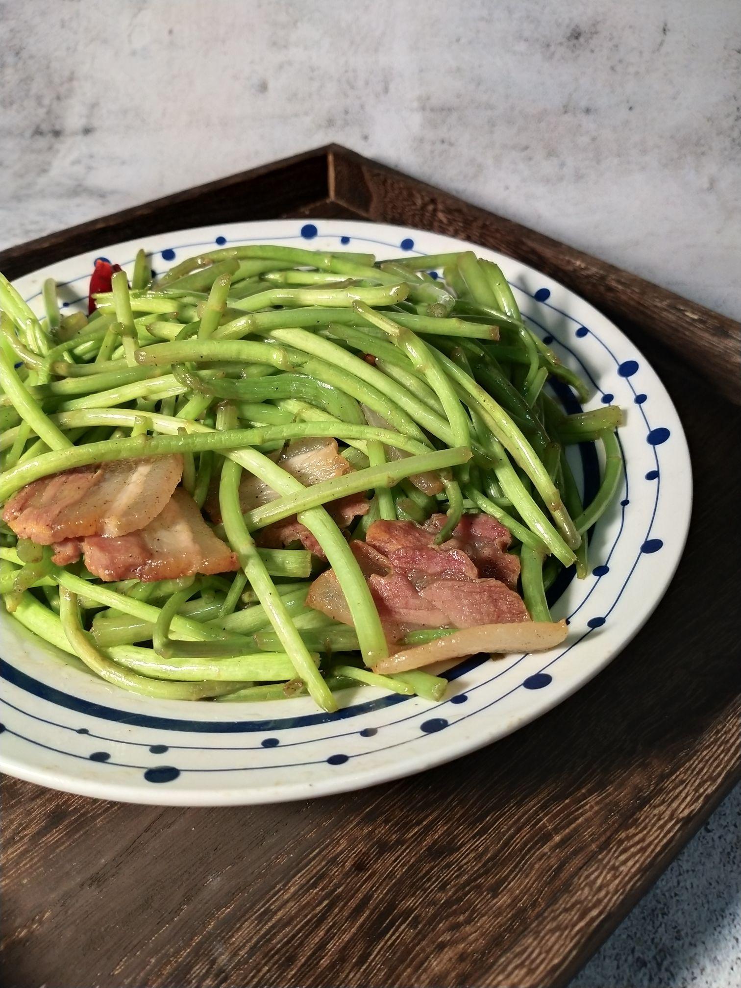 藜蒿炒臘肉的做法-家常味炒菜譜
