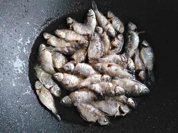 糖醋小鯽魚(yú)的做法-酸甜味炒菜譜