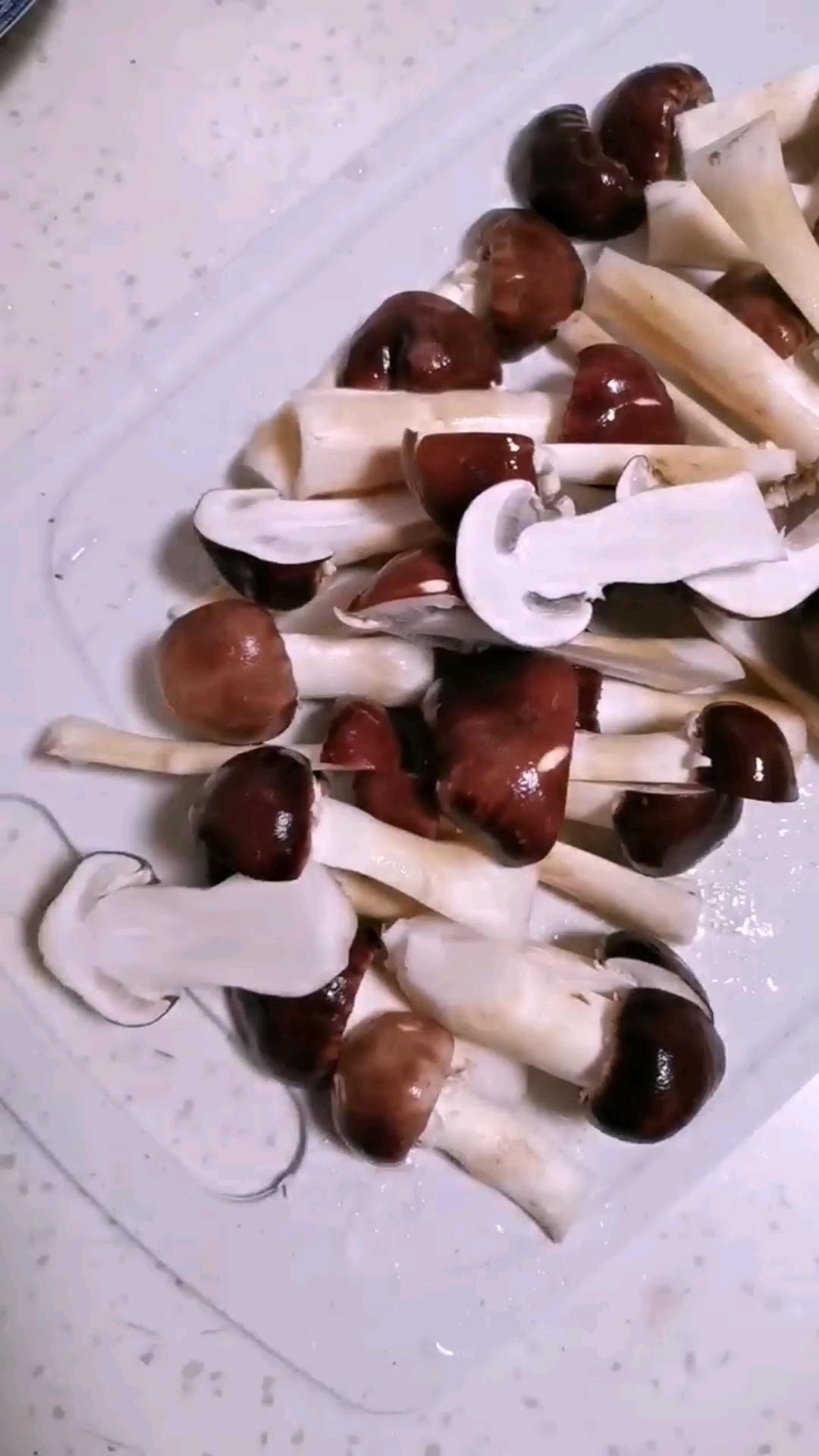 干煸松茸的做法-家常味煎菜譜