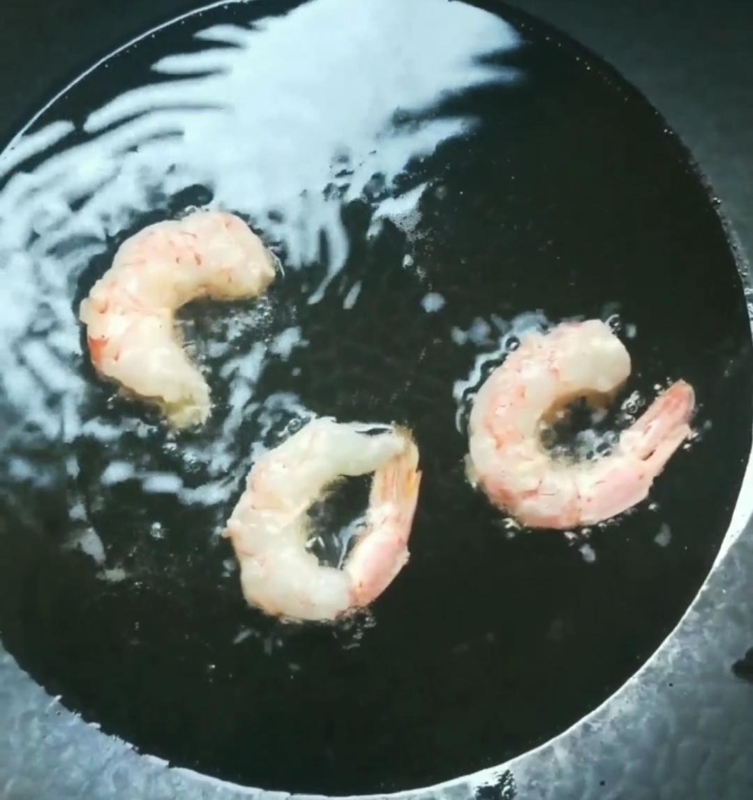 蒜香椒鹽蝦的做法-蒜香味炒菜譜