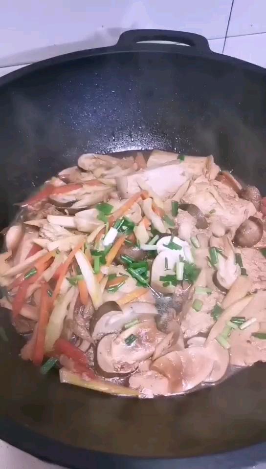 松茸春筍煲豆腐的做法-家常味煮菜譜