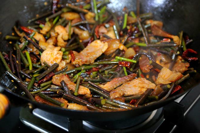 臘肉炒蕨菜的做法-香辣味炒菜譜