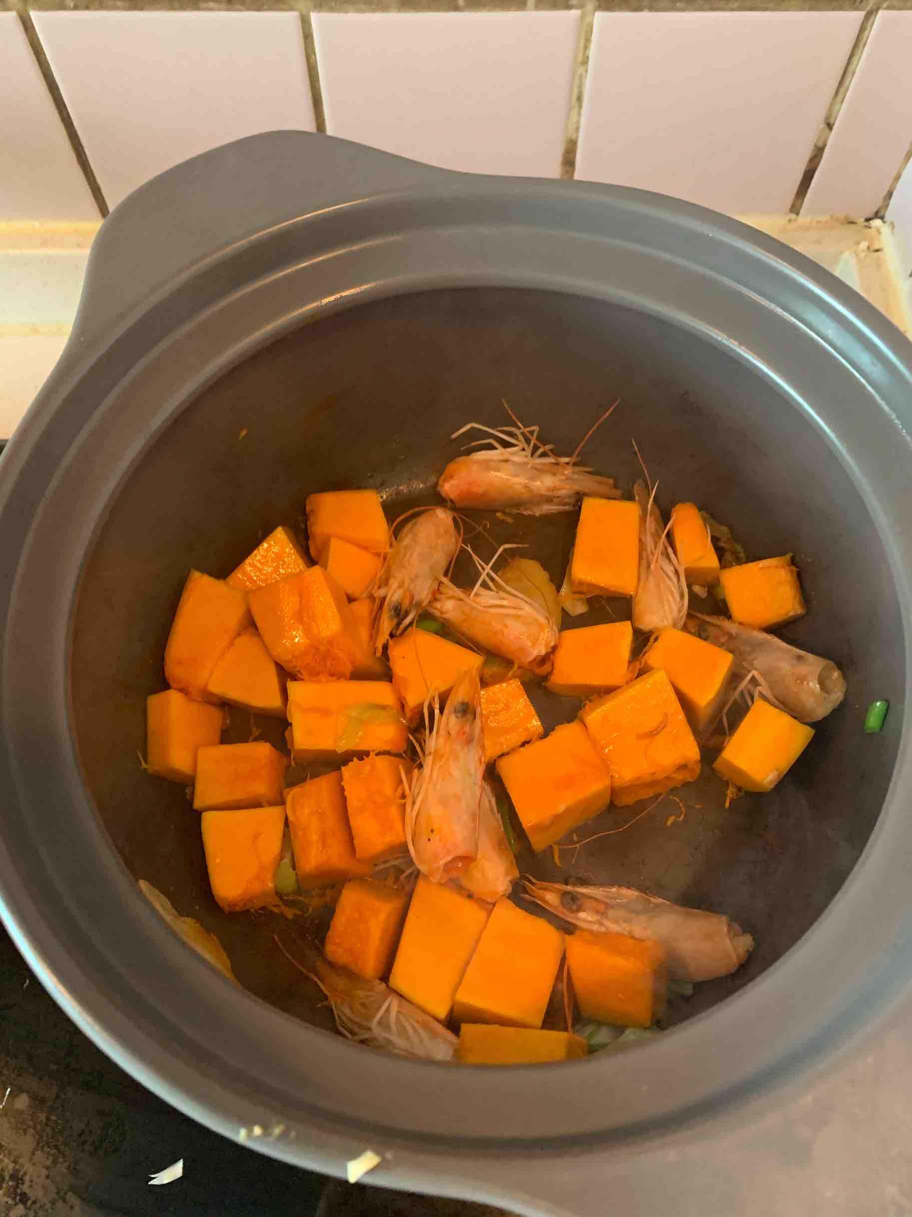 南瓜蝦煲的做法-咸鮮味煲菜譜