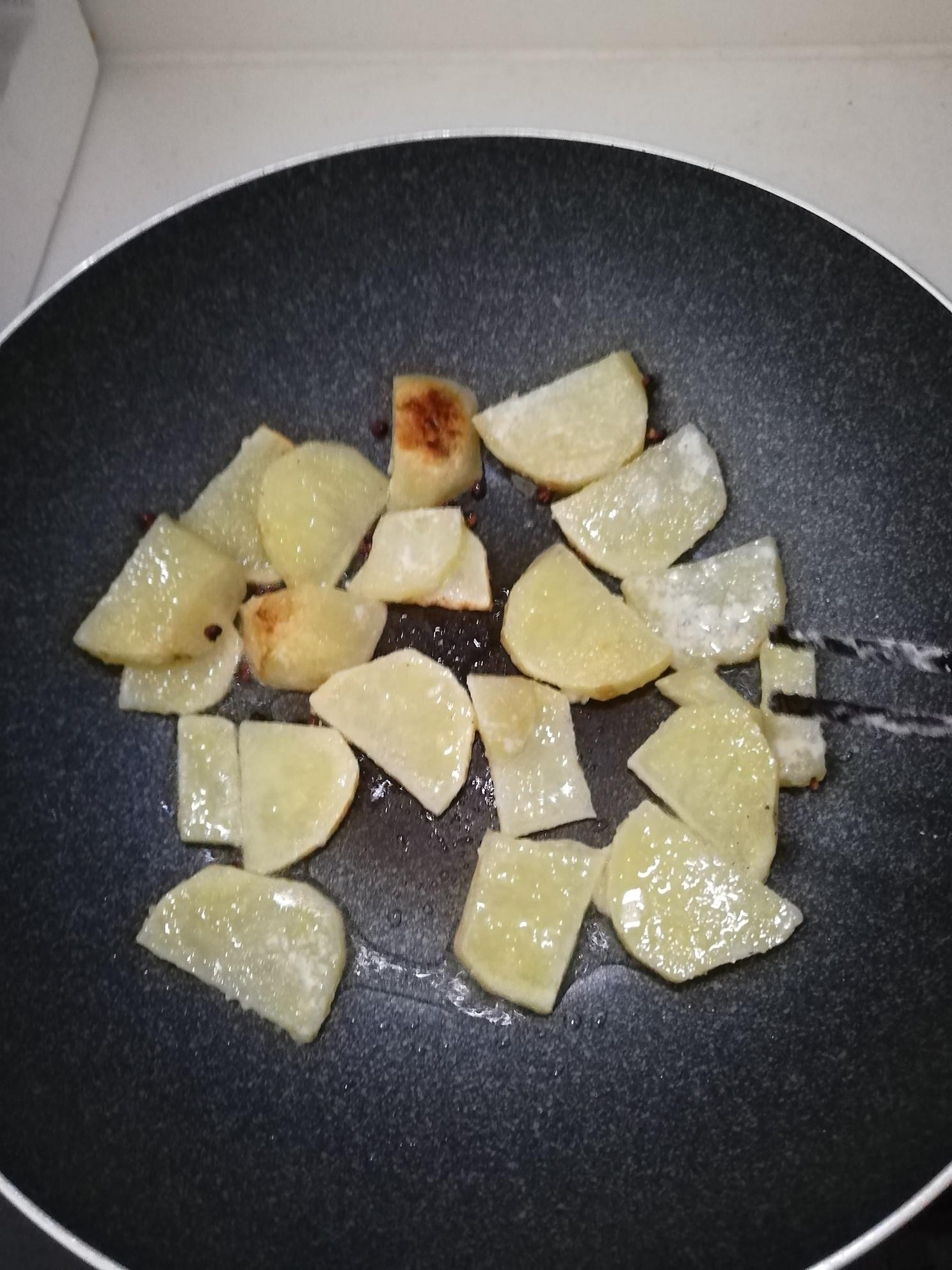 黑芝麻土豆片的做法-咸鮮味炒菜譜-易網(wǎng)健康養(yǎng)生網(wǎng) 黑芝麻土豆片的做法-咸鮮味炒菜譜