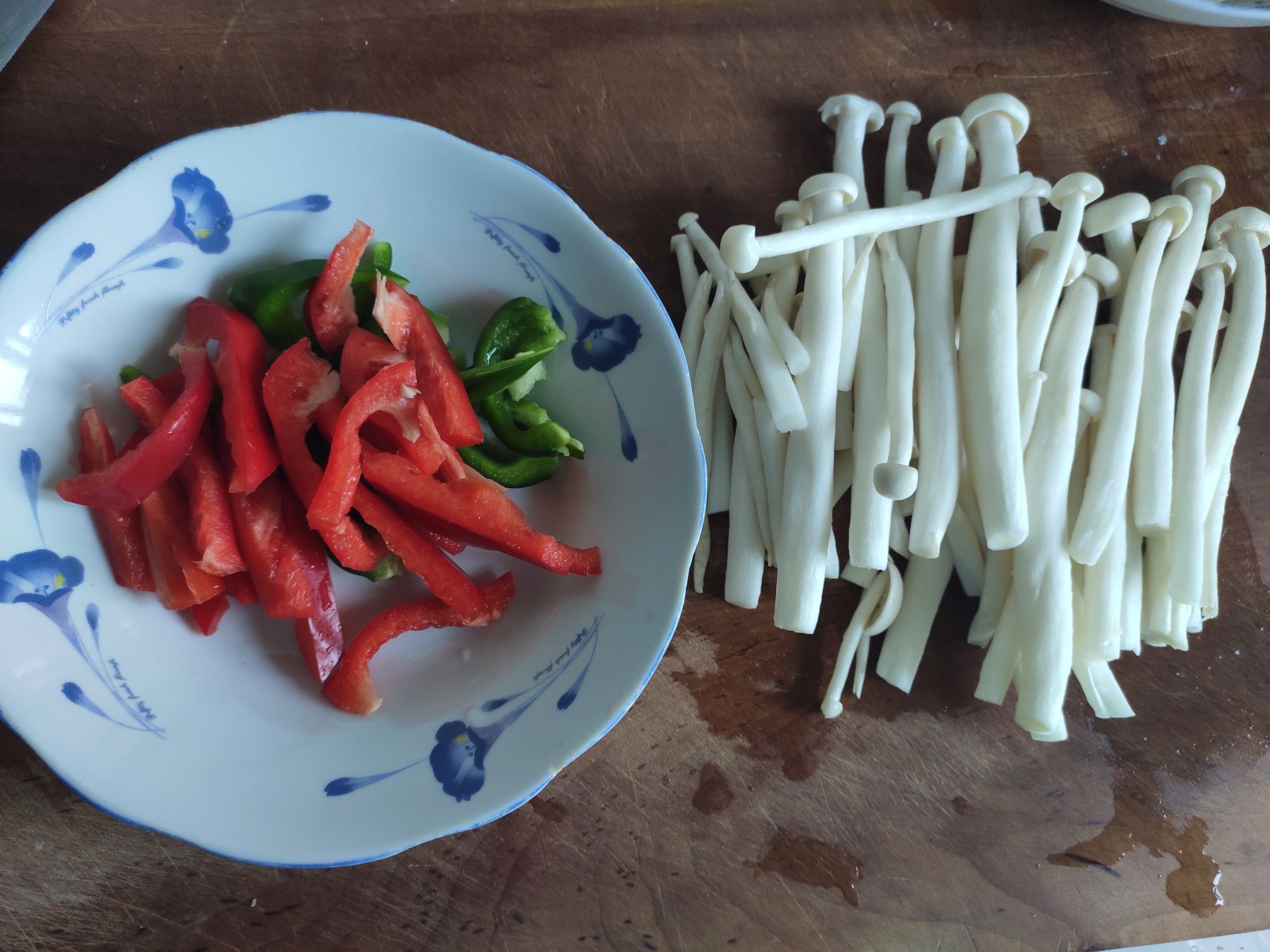 彩椒炒白玉菇的做法-咸鮮味炒菜譜