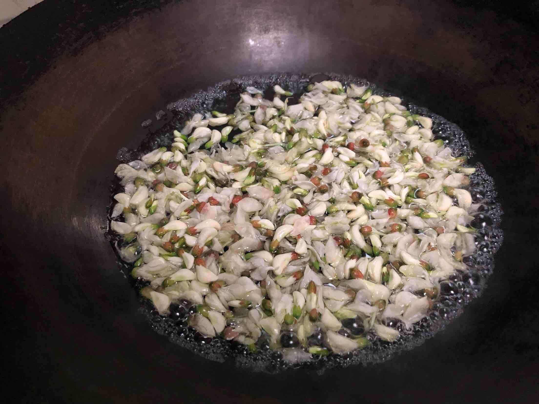 槐花炒雞蛋的做法-家常味炒菜譜