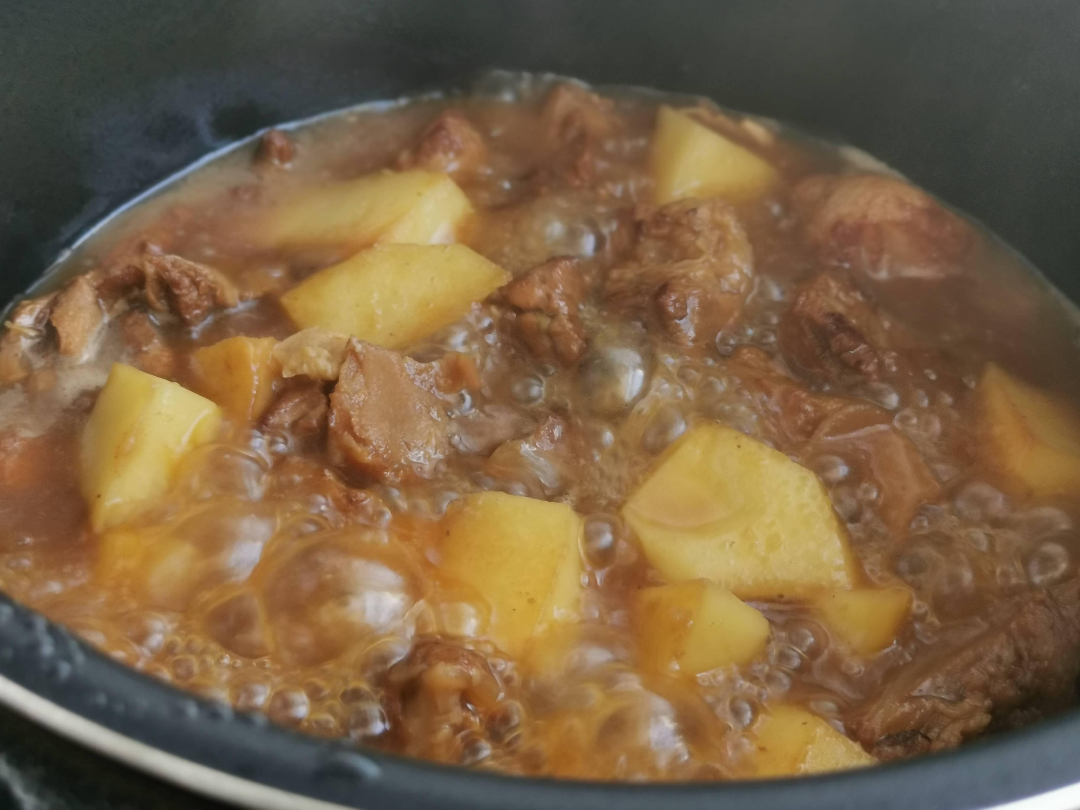 月牙骨燉土豆的做法-家常味燉菜譜