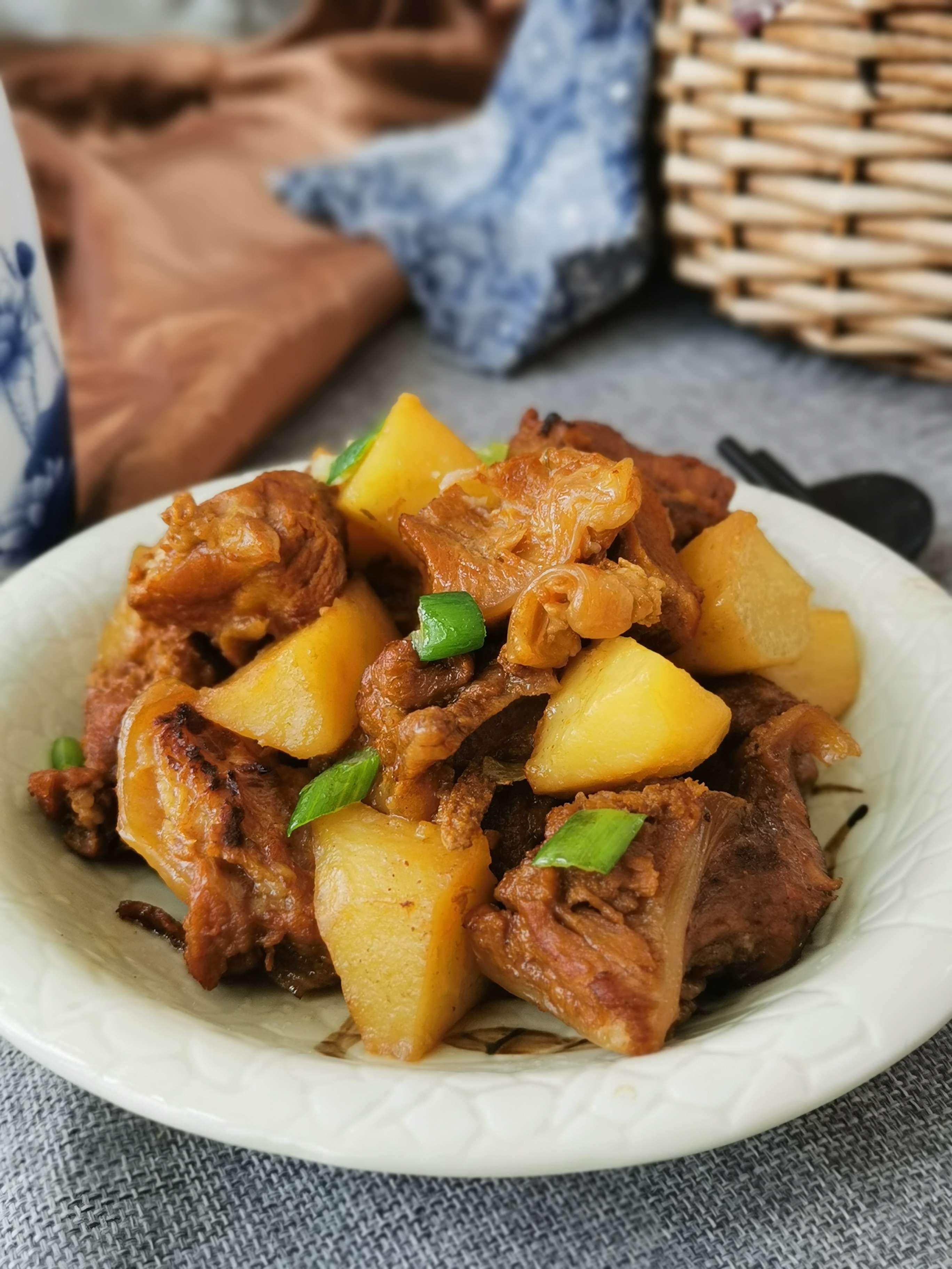 月牙骨燉土豆的做法-家常味燉菜譜