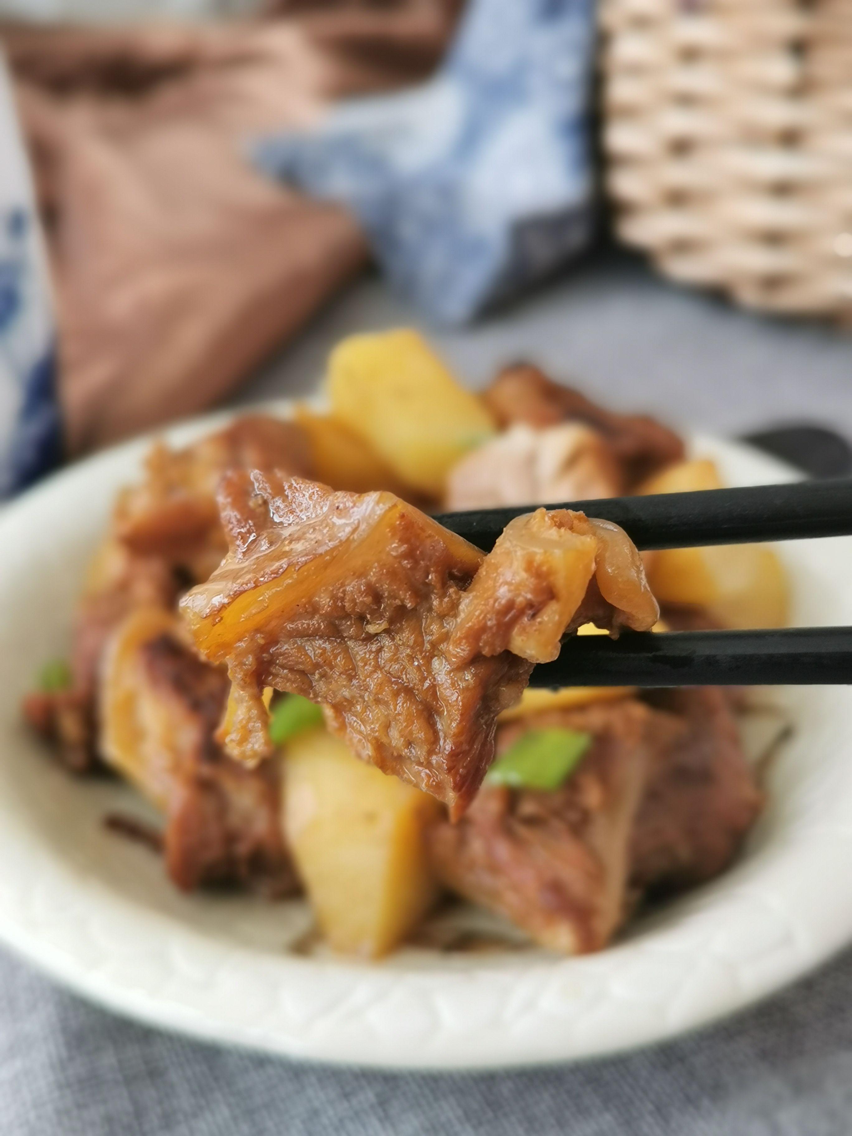 月牙骨燉土豆的做法-家常味燉菜譜