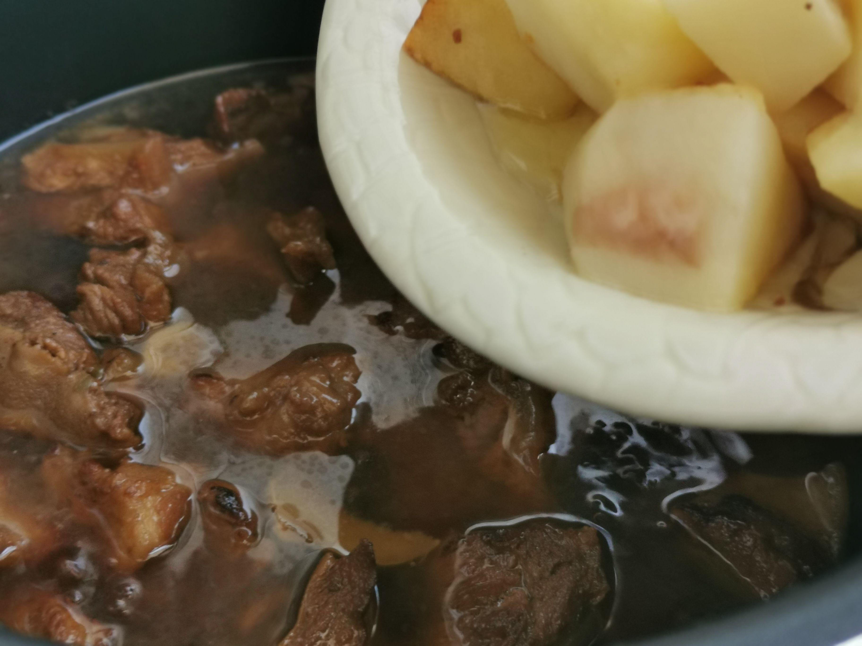 月牙骨燉土豆的做法-家常味燉菜譜