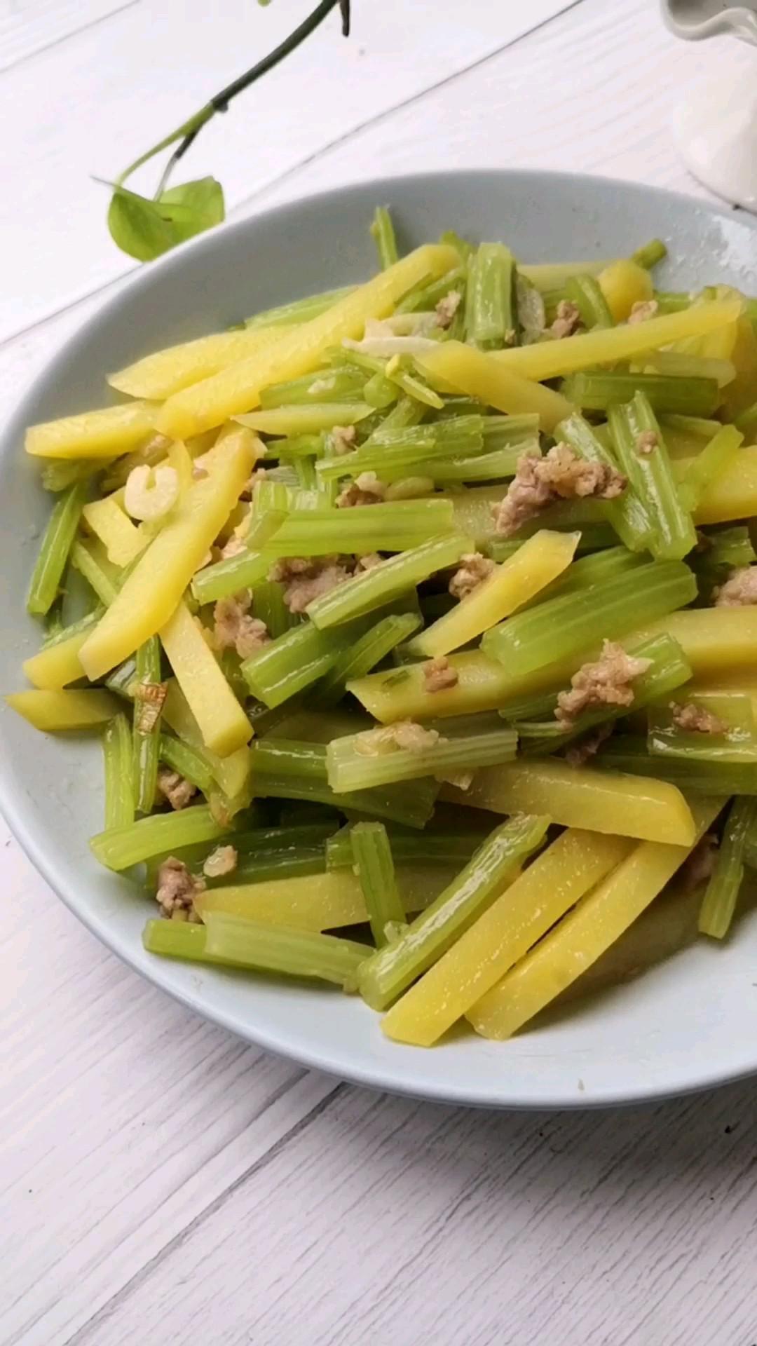 芹菜土豆的做法-家常味炒菜譜