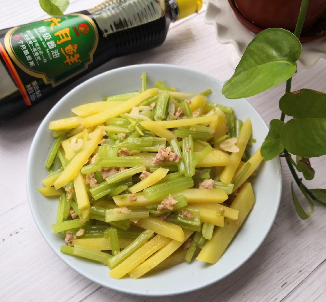芹菜土豆的做法-家常味炒菜譜