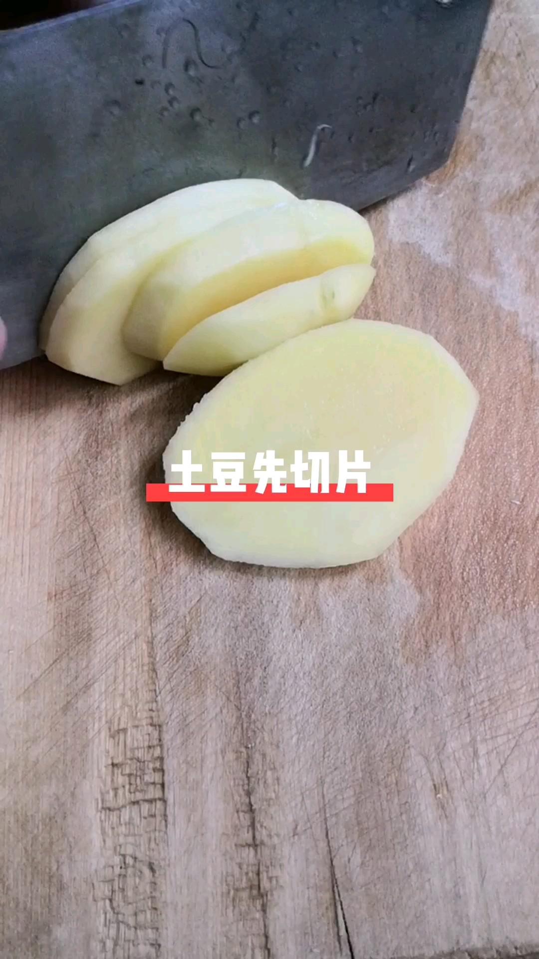 芹菜土豆的做法-家常味炒菜譜