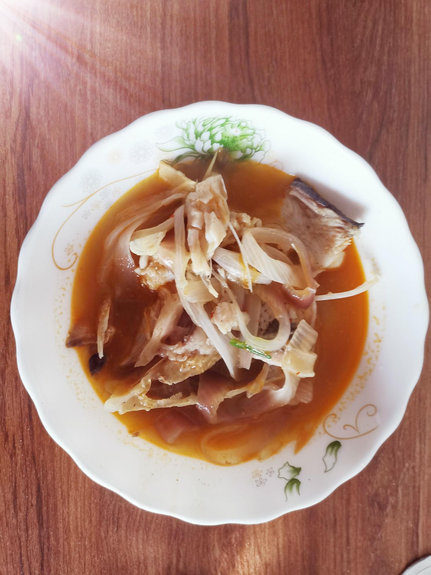 洋蔥燉花鰱的做法-家常味煮菜譜