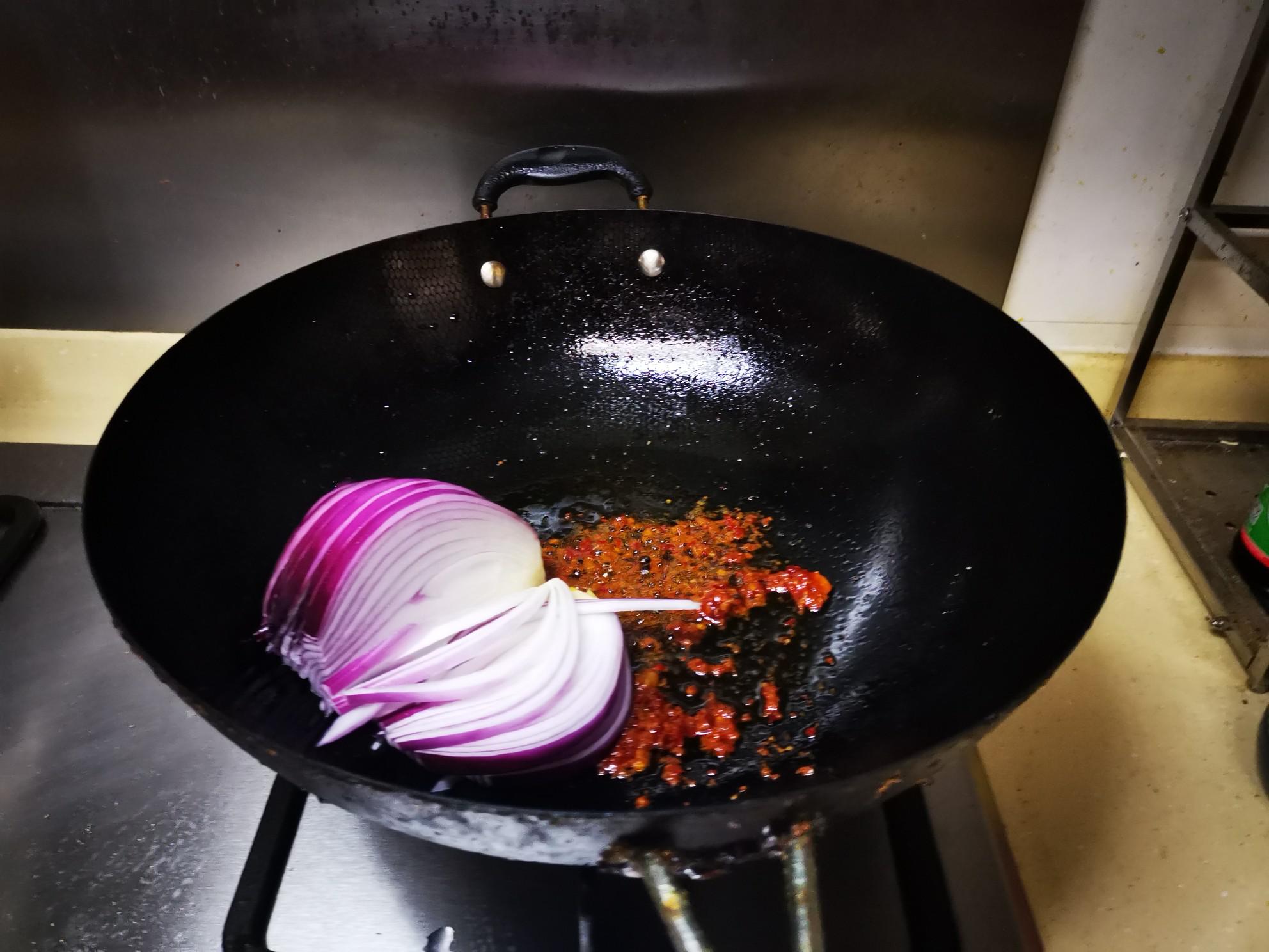 洋蔥燉花鰱的做法-家常味煮菜譜