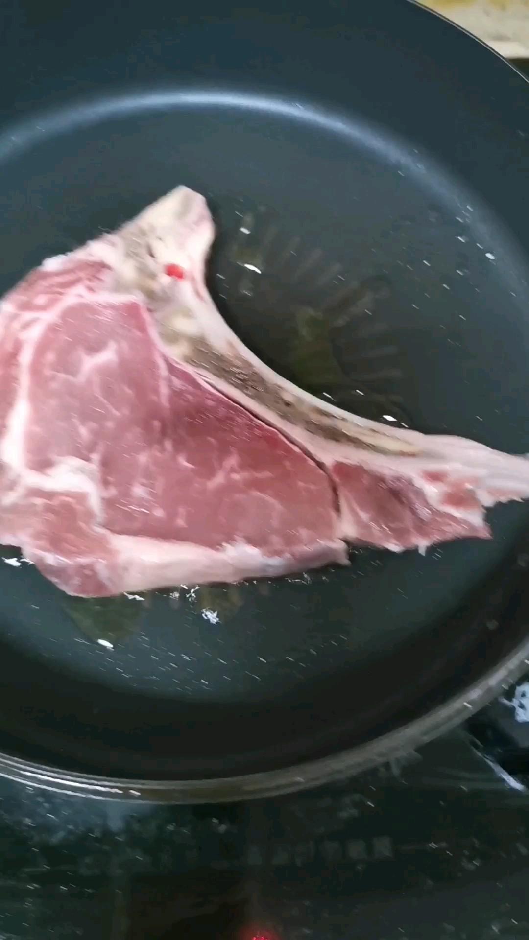 黑胡椒戰斧牛排的做法-黑椒味煎菜譜