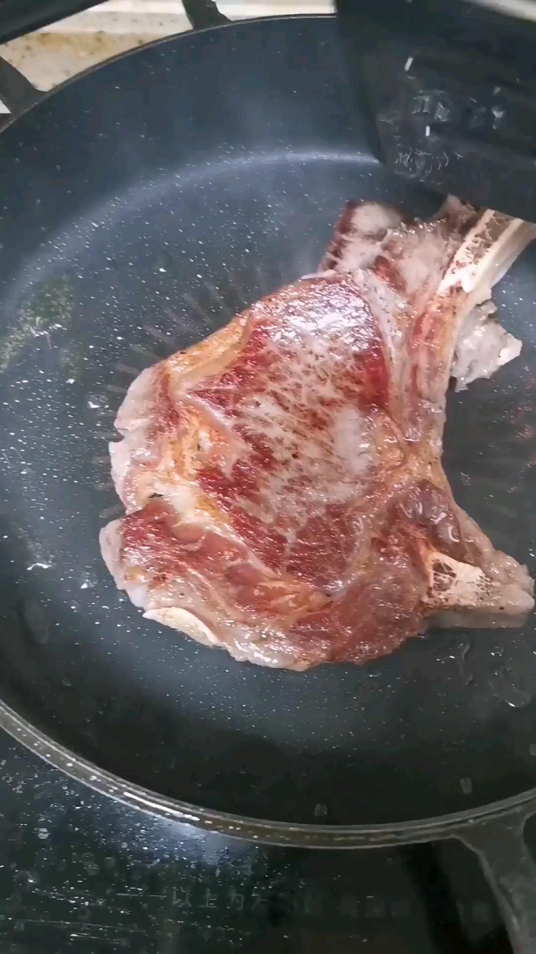 黑胡椒戰斧牛排的做法-黑椒味煎菜譜