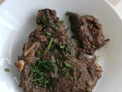 戰(zhàn)斧牛排（烤箱版）的做法-黑椒味烤菜譜