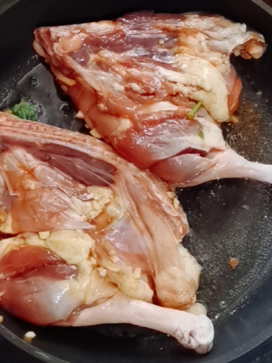 鮑魚燜鴨腿的做法-咸鮮味燜菜譜