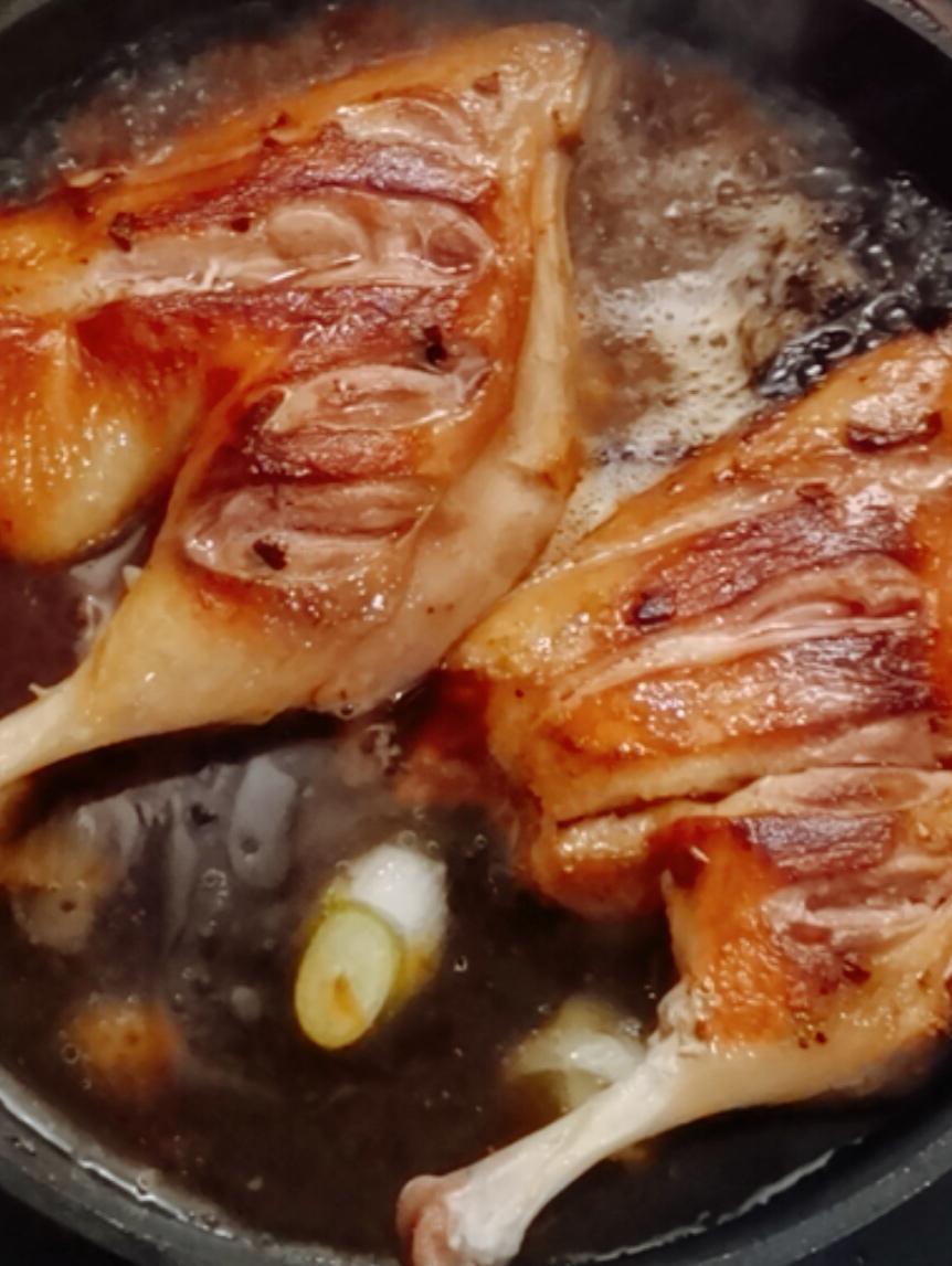 鮑魚燜鴨腿的做法-咸鮮味燜菜譜
