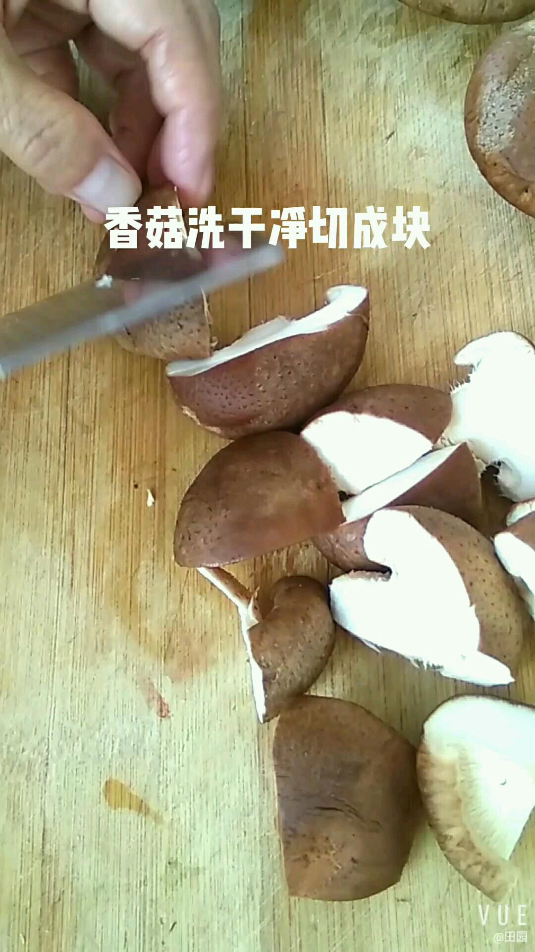 香菇炒圓白菜的做法-家常味炒菜譜