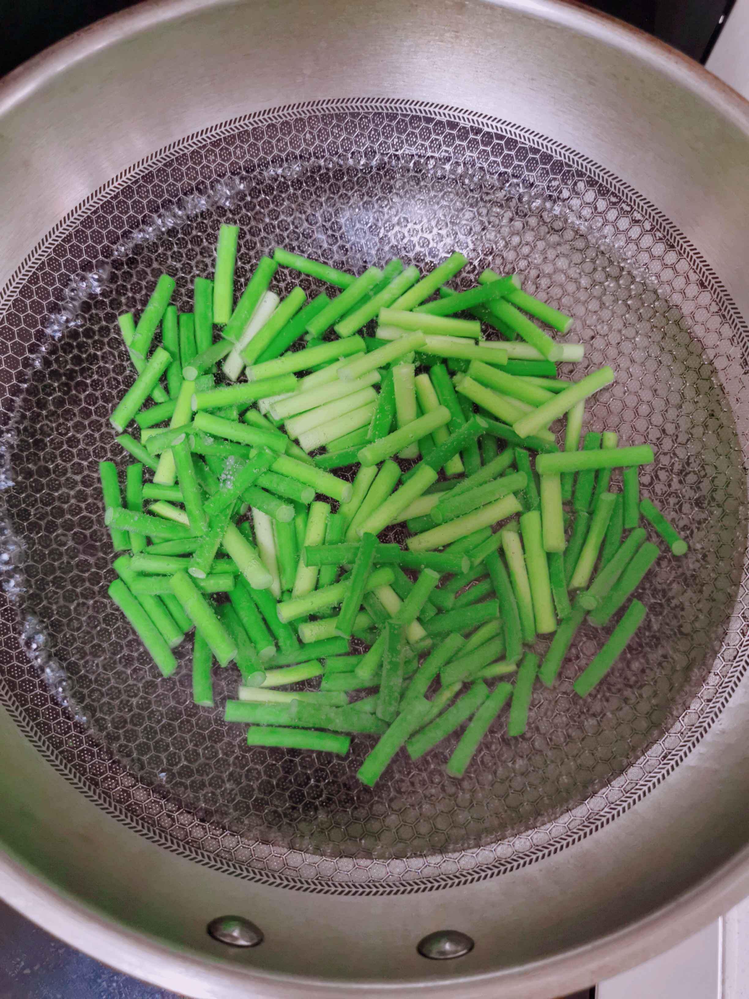 蒜苔炒香腸的做法-家常味炒菜譜-易網健康養生網 蒜苔炒香腸的做法-家常味炒菜譜