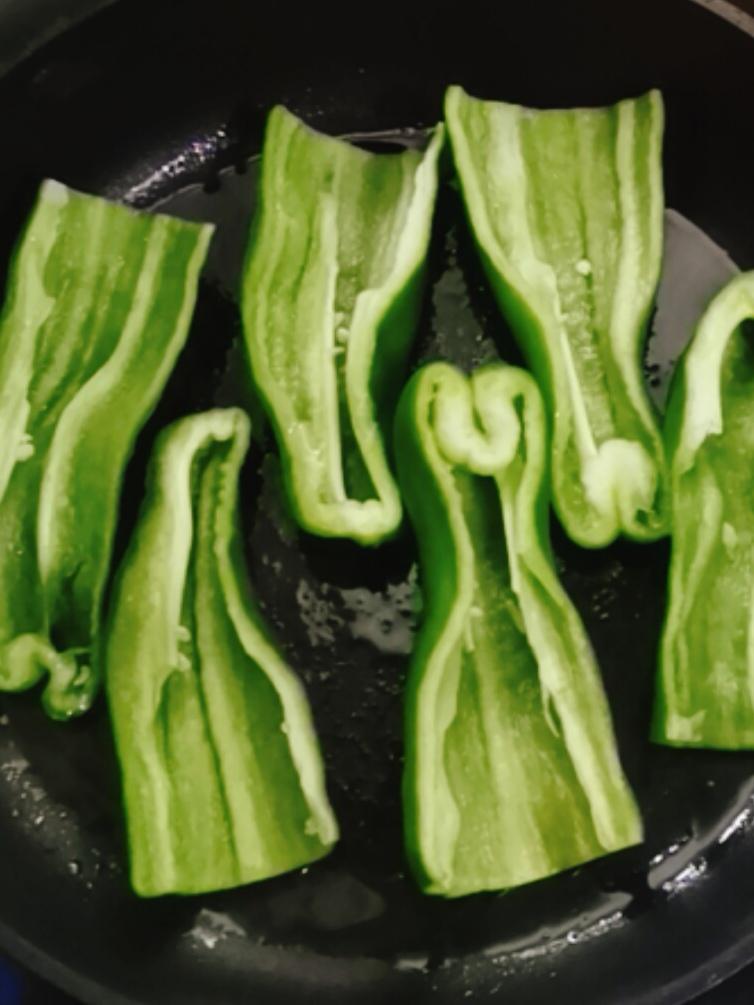 蝦皮虎皮青椒的做法-咸鮮味煎菜譜