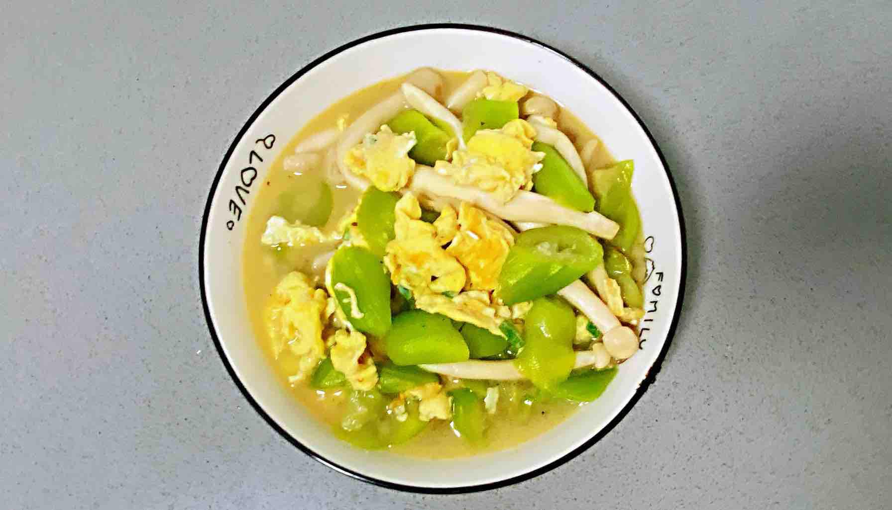 雞蛋白玉菇燜絲瓜，清淡又鮮香，簡單卻營養～的做法-咸鮮味燒菜譜