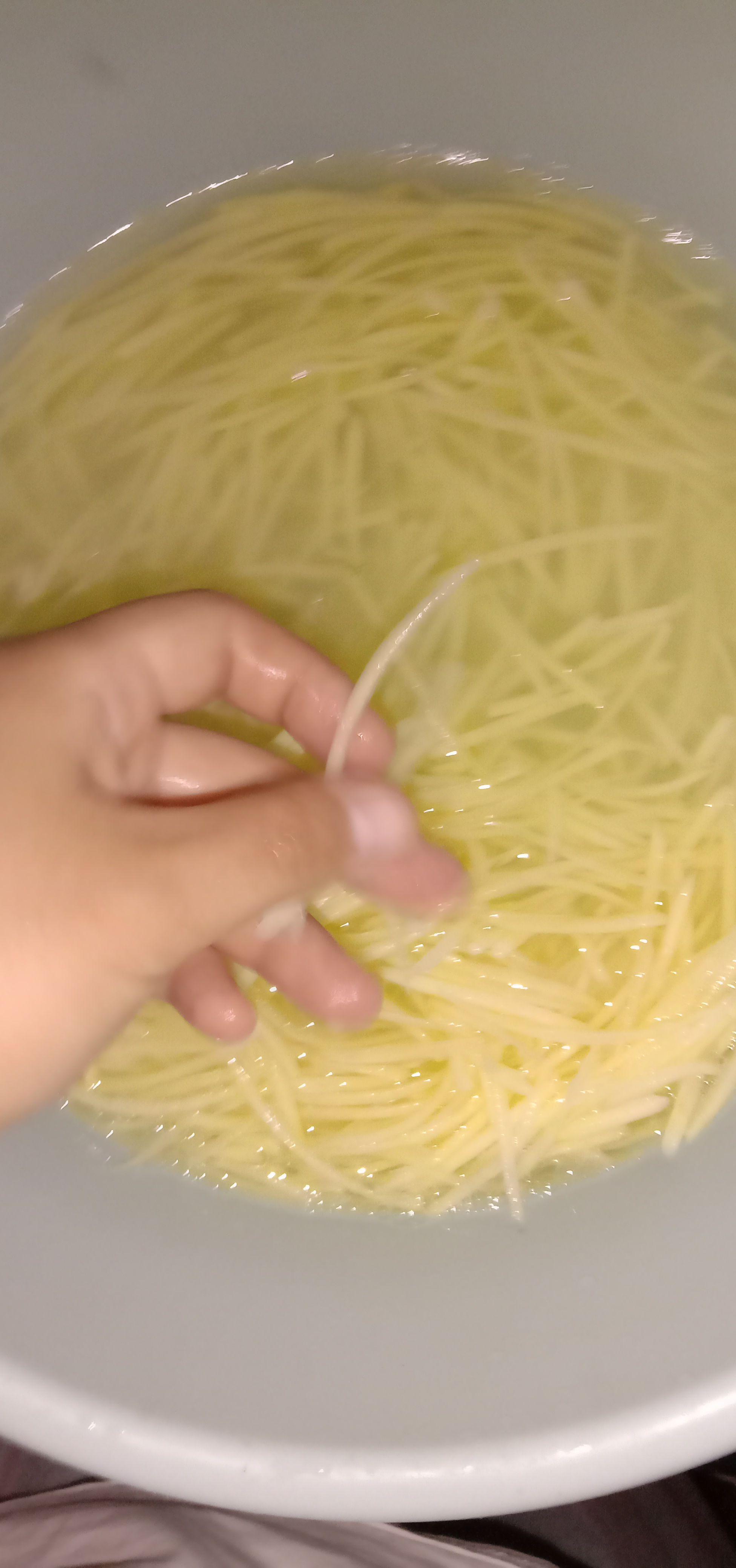 臘腸土豆絲的做法-家常味炒菜譜