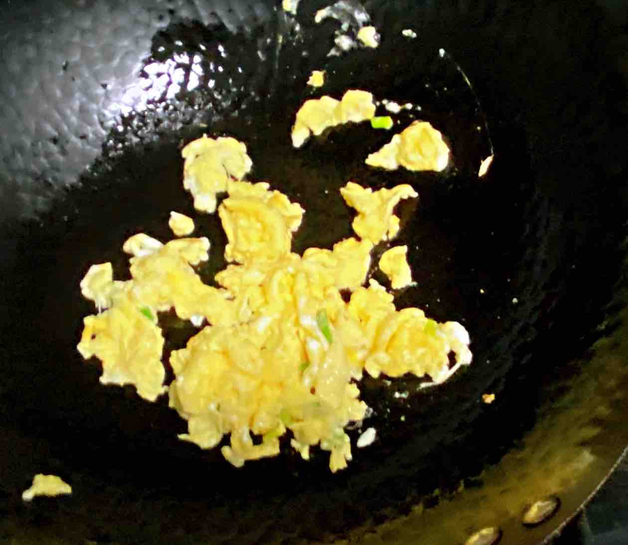 雞蛋白玉菇燜絲瓜，清淡又鮮香，簡單卻營養～的做法-咸鮮味燒菜譜