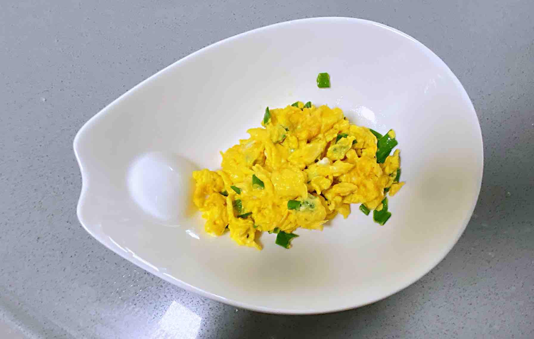 菠菜炒雞蛋，多做這一步，雞蛋營養滑嫩，菠菜翠綠不澀口的做法-咸鮮味炒菜譜