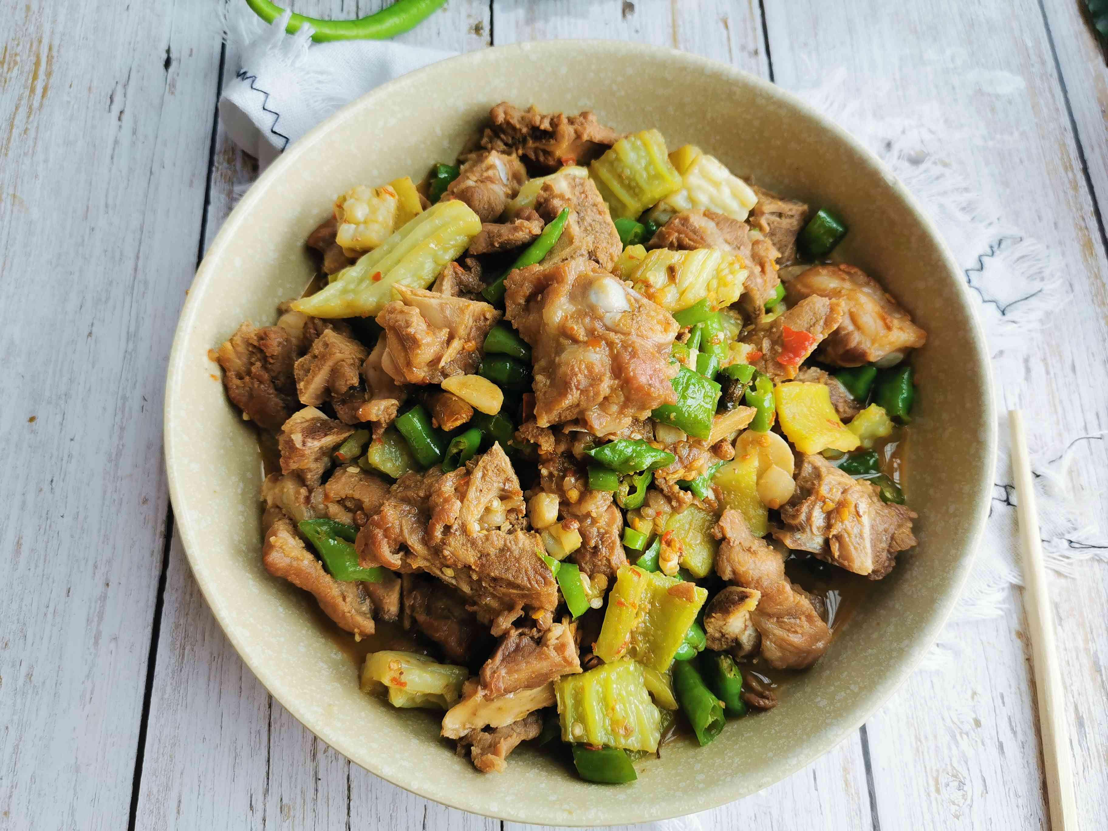 苦瓜燒排骨的做法-家常味炒菜譜