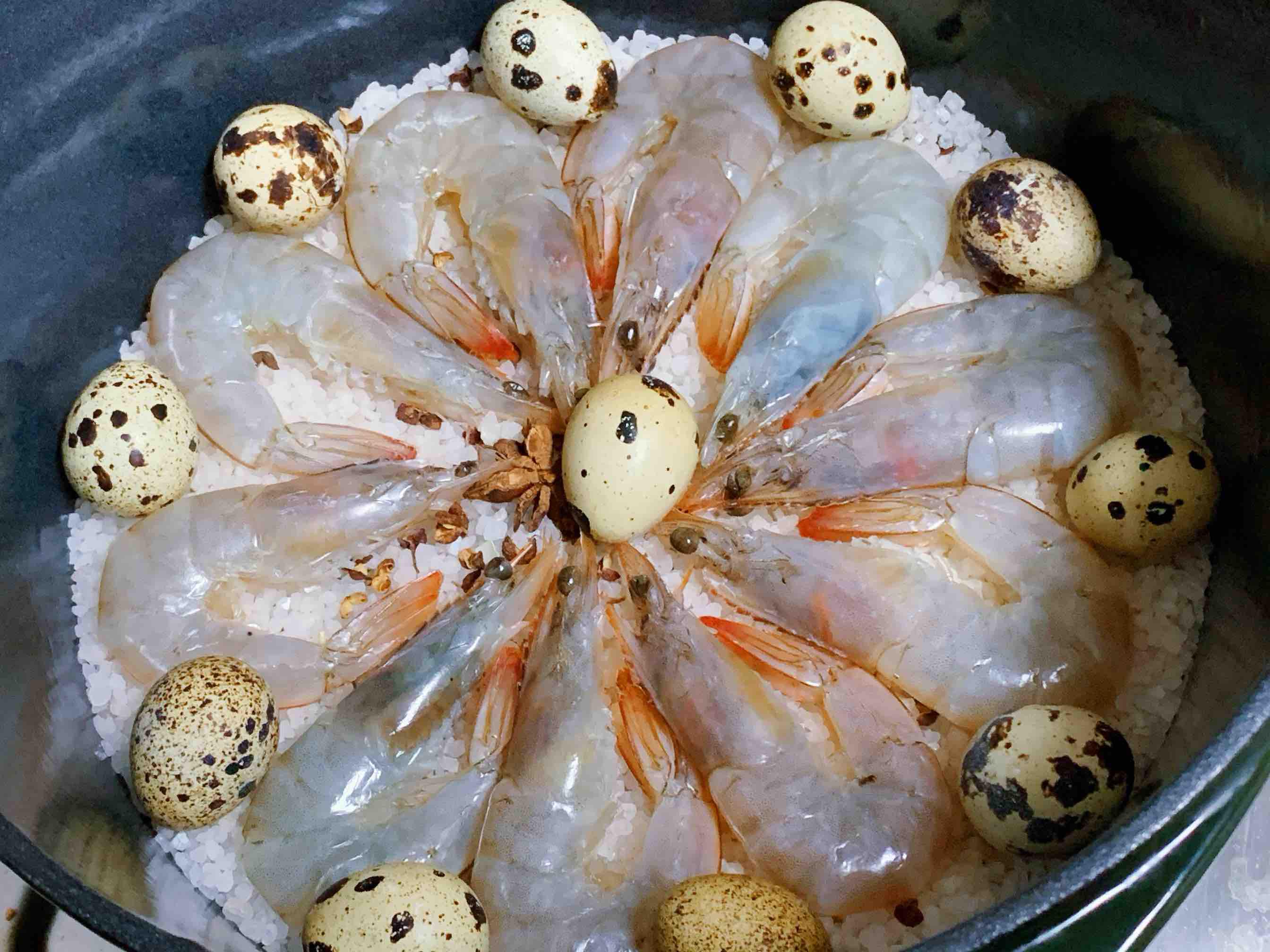 只用一包鹽，做一鍋鹽焗蝦的做法-咸鮮味烤菜譜