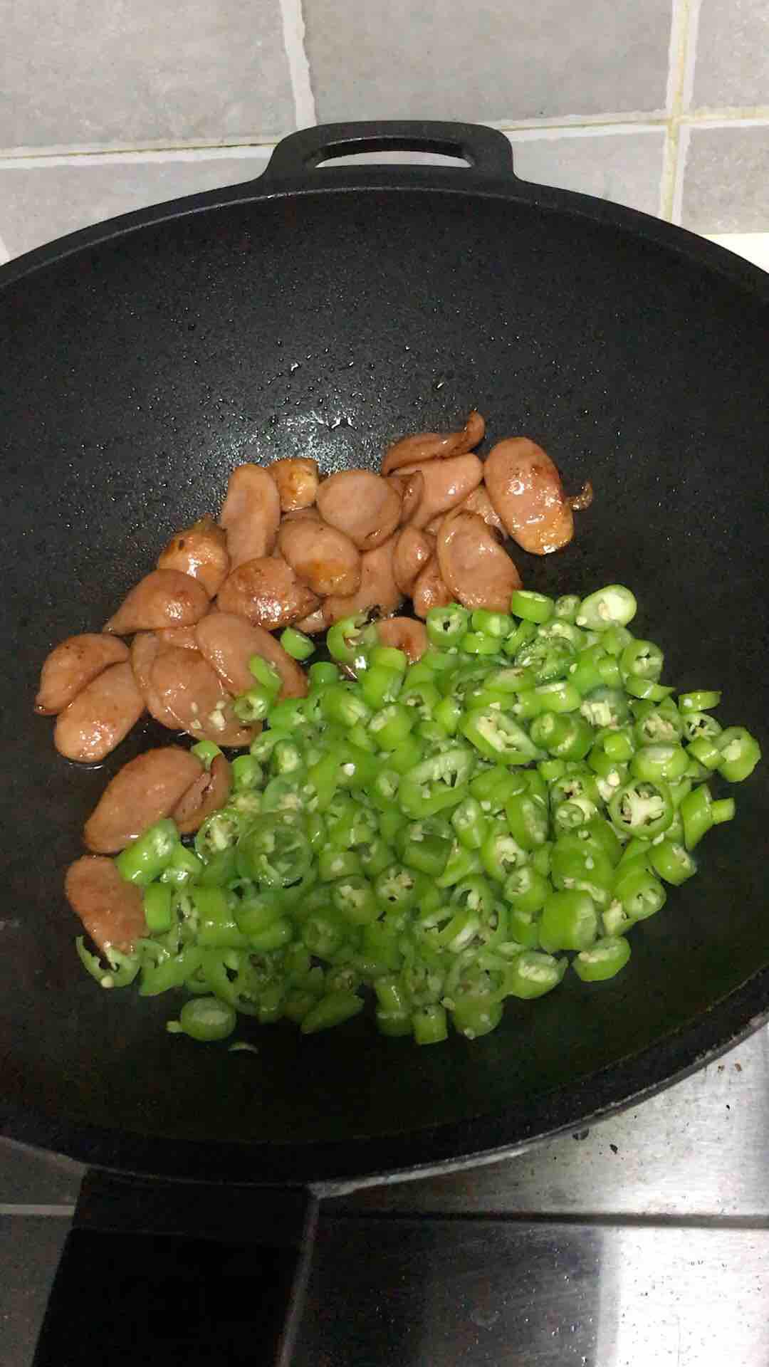 香腸雞蛋炒青椒的做法-香辣味炒菜譜
