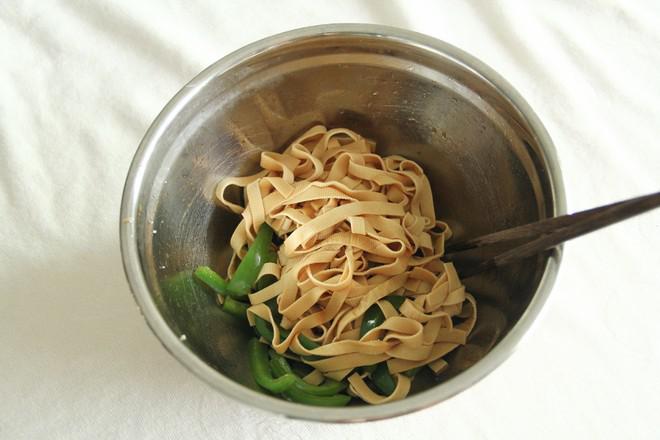 夏日清爽涼拌菜，青椒拌千張，爽口不膩的做法-咸鮮味拌菜譜