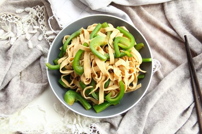 夏日清爽涼拌菜，青椒拌千張，爽口不膩的做法-咸鮮味拌菜譜