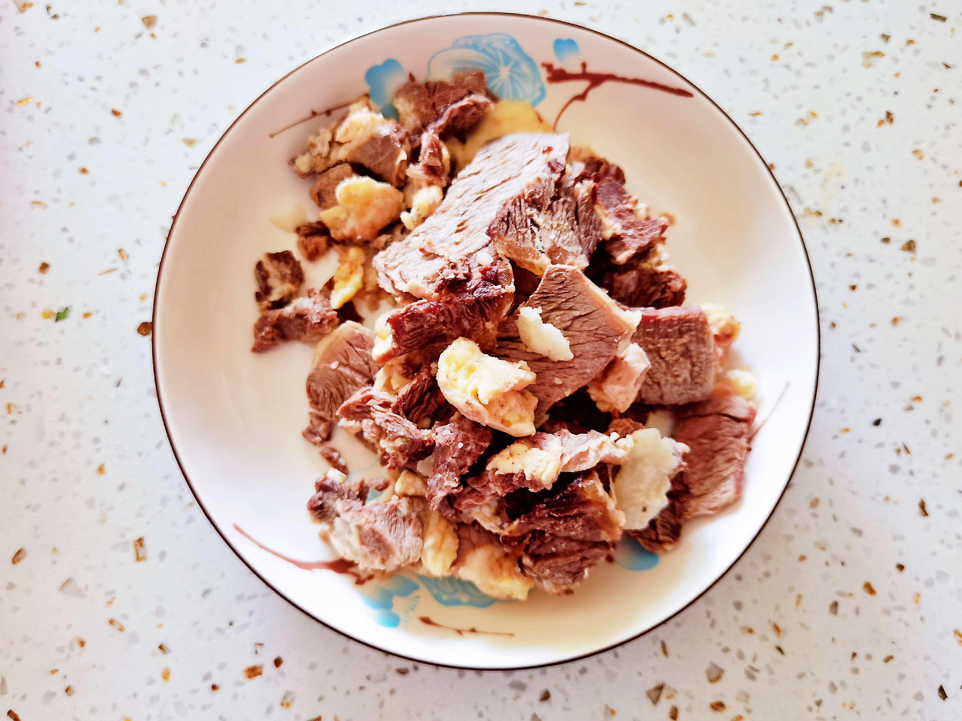 呼倫貝爾特色手把肉二次加工-芹菜炒牛肉，芹菜脆嫩，牛肉鮮美，家常做法好吃下飯的做法-咸鮮味炒菜譜