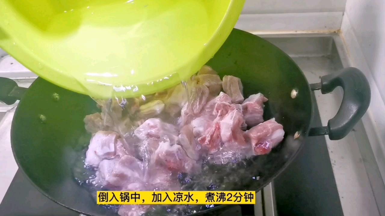 排骨燉豆角的家常做法，用料簡單口感上乘，一鍋米飯不夠吃了的做法-家常味燉菜譜