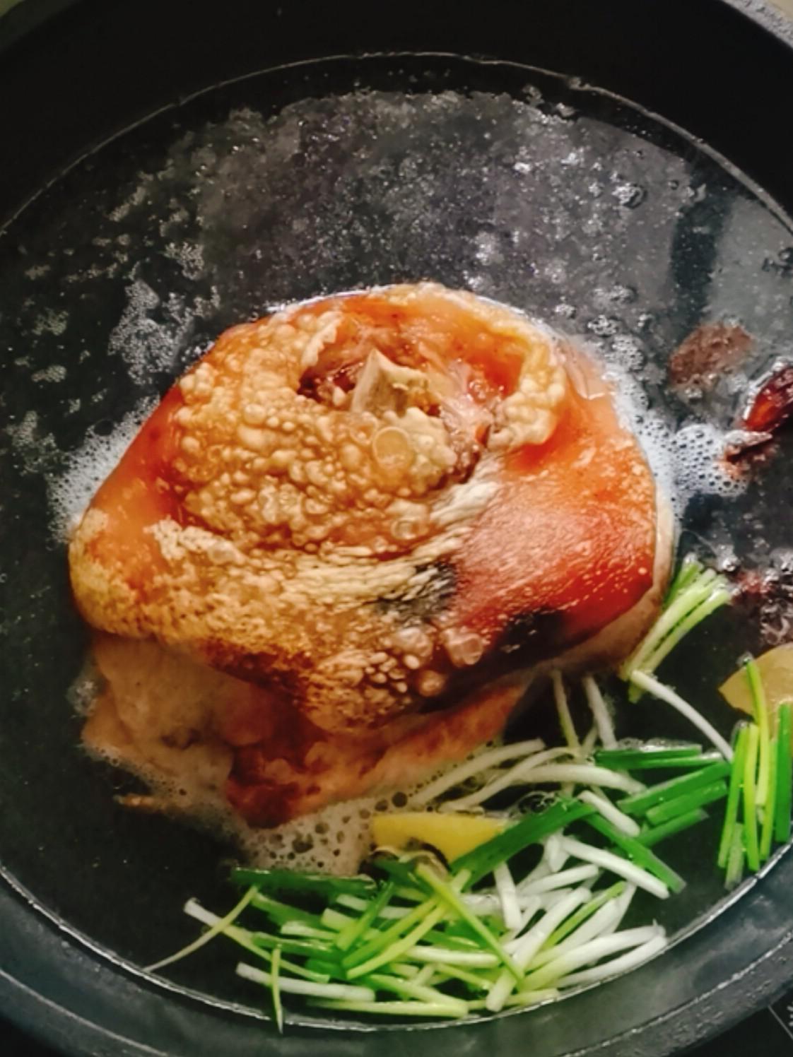 香鹵肘子的做法-咸鮮味鹵菜譜