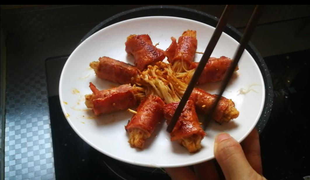 夜宵啤酒的絕配～培根金針菇卷的做法-其它口味煎菜譜