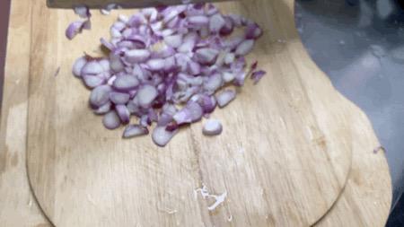 家庭版蔥油雞炒管它正宗不正宗，美味才是王道呀~竅門全在這！的作法-咸鮮味蒸食譜