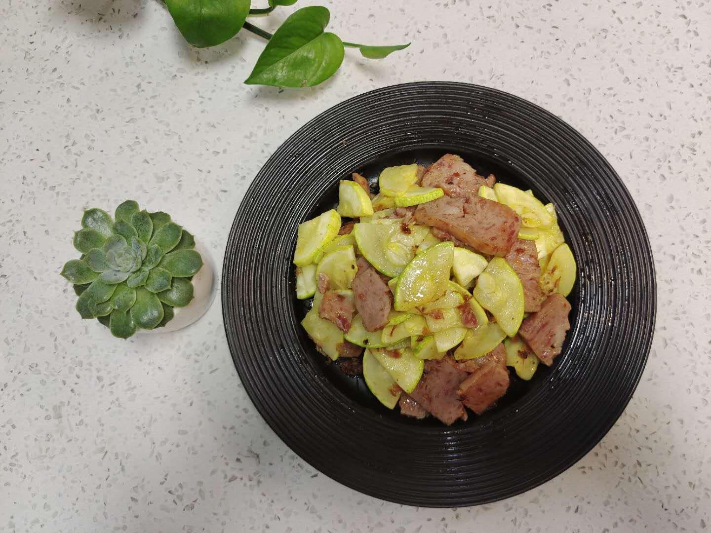 午餐肉炒西葫蘆的做法-咸鮮味炒菜譜