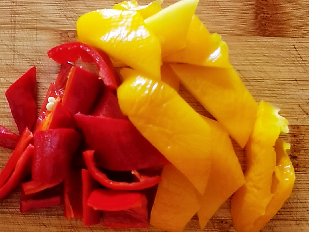 我是半滴雨#來自內蒙古#，參賽作品為素菜也下飯-彩椒土豆片，大人孩子都愛吃的做法-咸鮮味炒菜譜