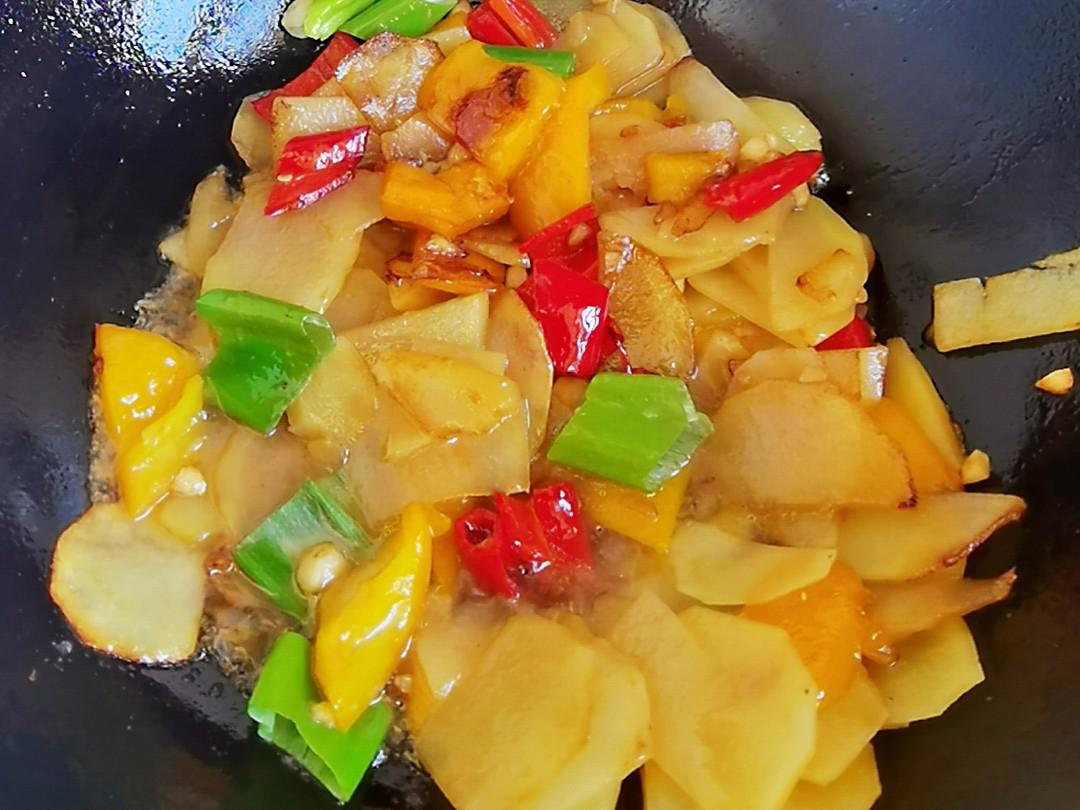 我是半滴雨#來自內蒙古#，參賽作品為素菜也下飯-彩椒土豆片，大人孩子都愛吃的做法-咸鮮味炒菜譜