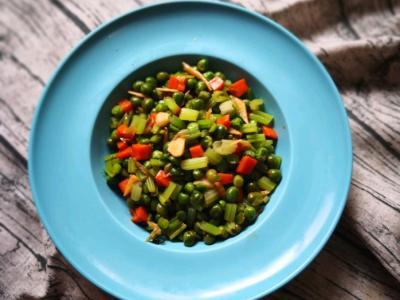 芹菜炒豌豆的做法-家常味炒菜譜