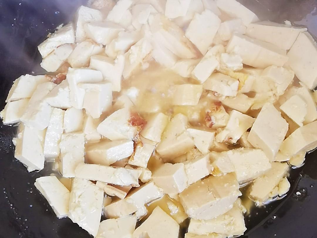 我是半滴雨#來自內蒙古#，參賽作品為韭菜炒豆腐，豆腐嫩滑，韭菜鮮美的做法-咸鮮味炒菜譜